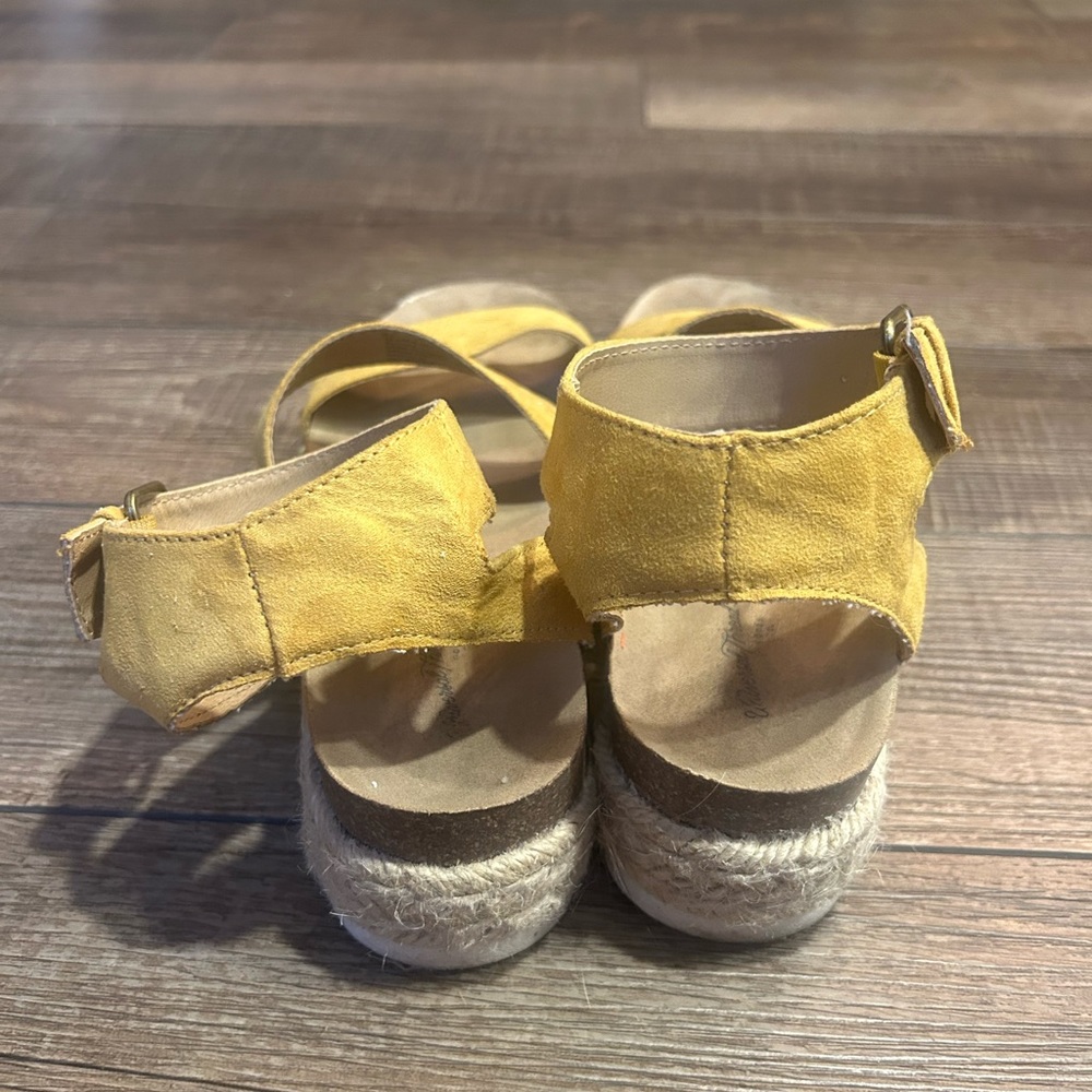Universal Thread Goods Sandals - Picture 3 of 5